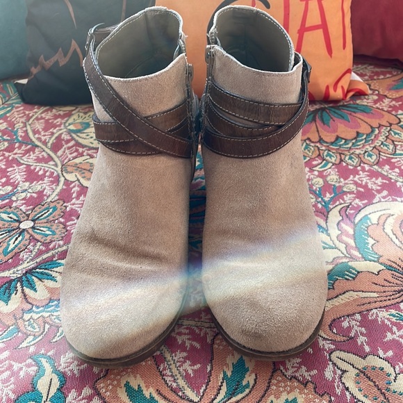 Size 71/2 leather boots. Suede with leather belt contrasts. Soles are good. - Picture 3 of 6